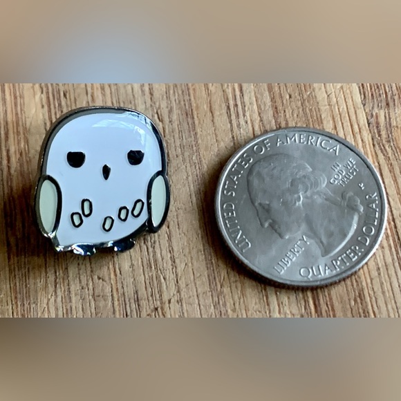 Officially Licensed Enameled Metal Chibi Hedwig HARRY POTTER Owl Badge Pin - Picture 3 of 11